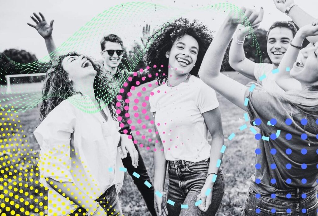Gruppe junger Menschen, die im Freien lachen und tanzen – Symbol für neue Denkweisen, innere Freiheit und persönliche Entwicklung